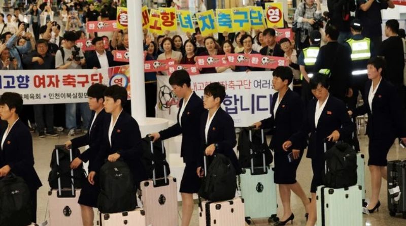 Futbolistas norcoreanas viajaron a Corea del Sur para disputar las semifinales asiáticas