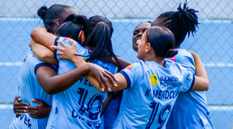 Universidad Católica se instala entre las cuatro mejores de la Superliga Femenina